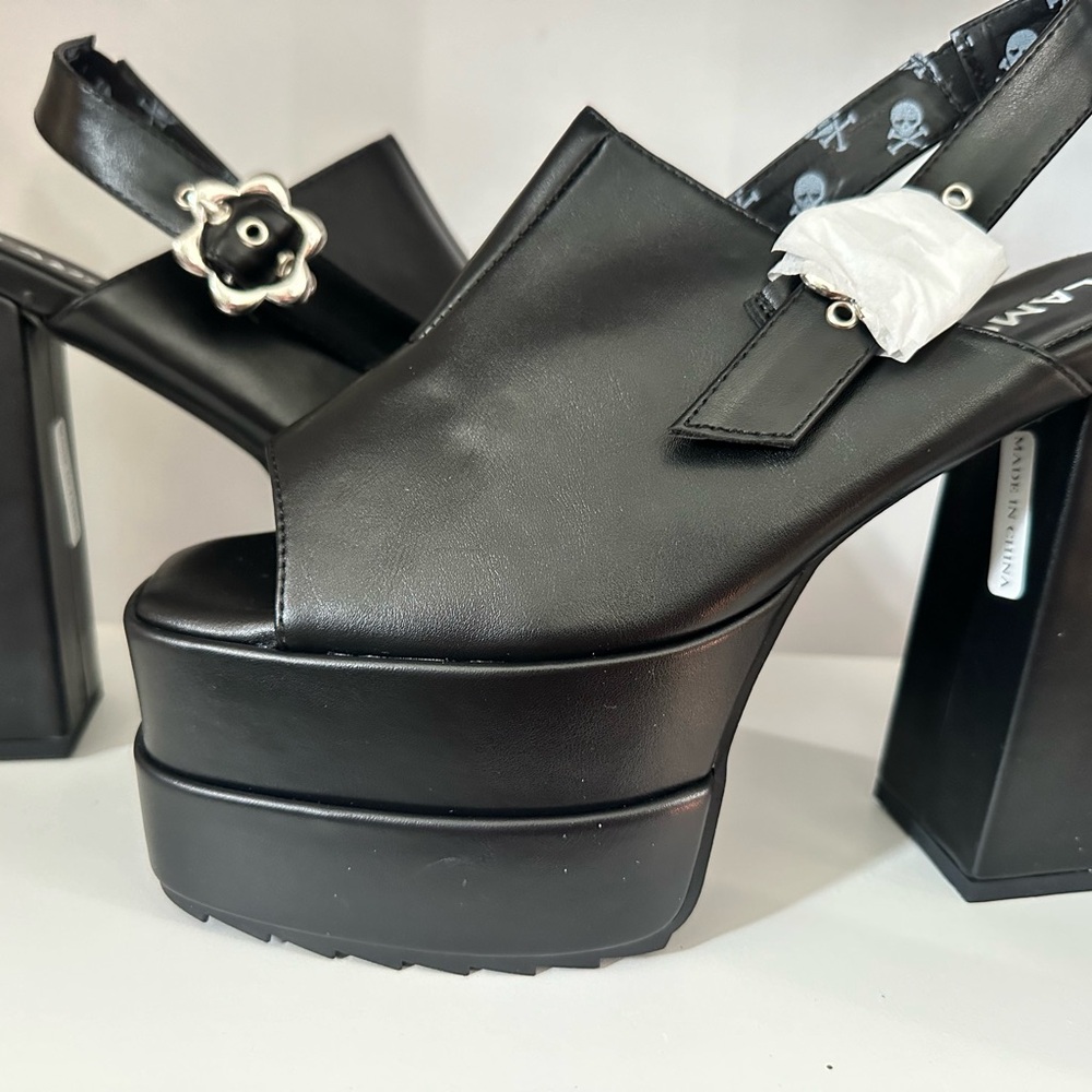Chunky Platform Sandals 6” inches. Size 10 not meant for a wide foot